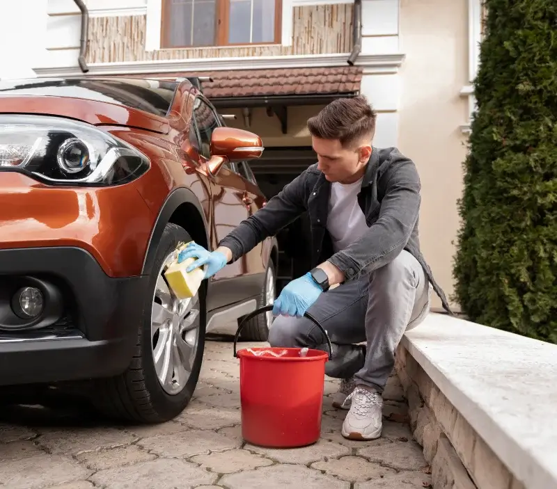 Lavage auto à domicile Doussard : professionnel intervenant sur un véhicule